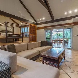 https://10-wharf-street-a-tropical-family-home.cairnshotels4all.com